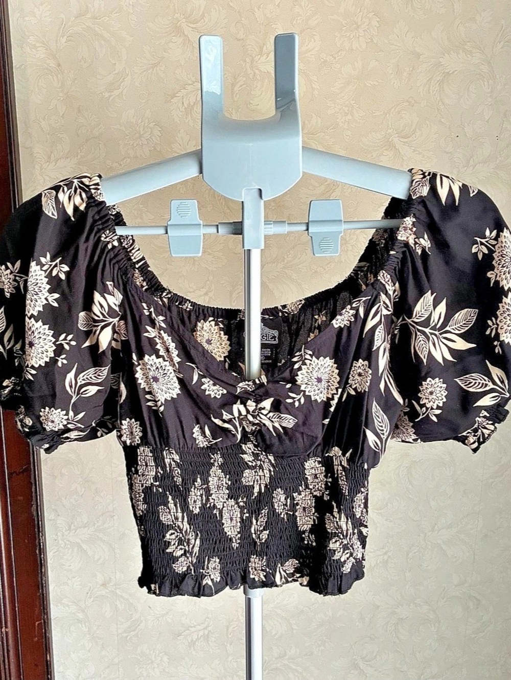 ANGIE Floral Puff Sleeve Crop Top in Black & Cream Like New